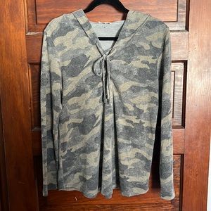 Hooded women’s shirt camouflage long sleeve size medium large ADORA